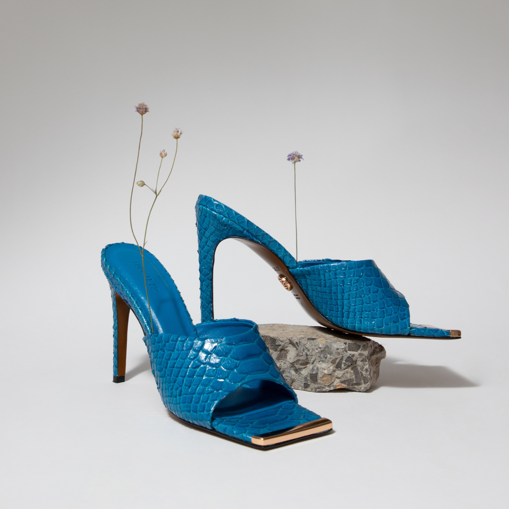 TEXTURED LEATHER MULES KALINA BLUE